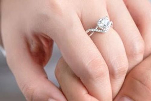 Cô gái được cầu hôn bằng nhẫn kim cương, 2 ngày sau phát hiện ra bí mật động trời
