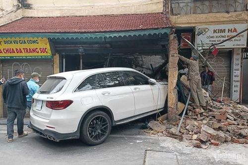 Hiện trường chiếc Mercedes tông sập nhà phố cổ Hà Nội lúc rạng sáng