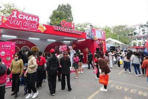Hàng ngàn sản phẩm giá vài ngàn đồng đang chờ người mua ở khu vực phố đi bộ Hoàn Kiếm