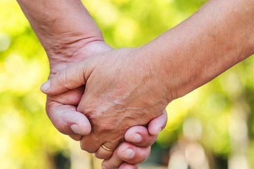 Tình yêu sét đánh giữa cụ bà 68 tuổi với chàng trai 28 tuổi và cuộc sống hôn nhân gây sửng sốt