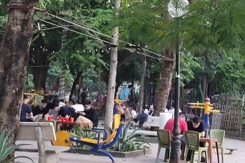 Công viên hồ Cần biến thành nơi trồng rau, bán hàng?