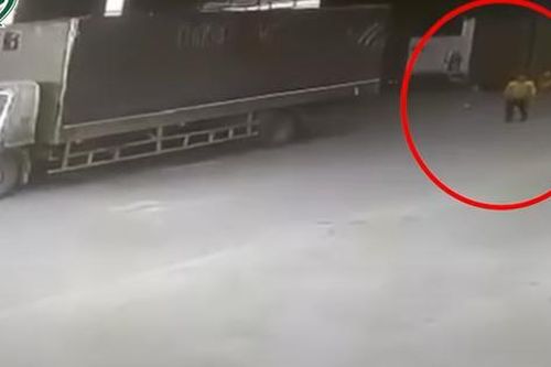 Video nam tài xế xe tải cầm hung khí chém tử vong thủ kho bánh kẹo ở Sơn La