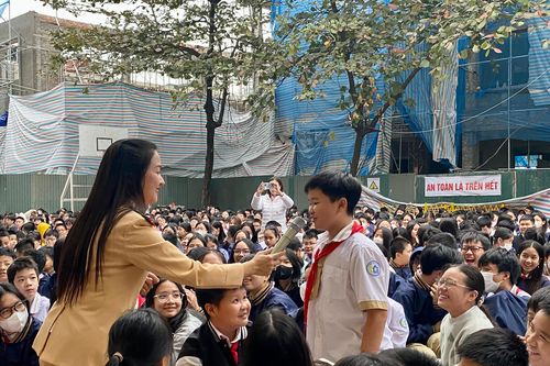 Học sinh Thủ đô hào hứng tham gia buổi tuyên truyền đảm bảo an toàn giao thông
