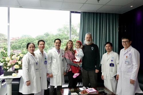 Bác sĩ Việt Nam mổ nội soi ống mật 1 lỗ cho bé gái người Úc, kỹ thuật chỉ 2 nước làm được