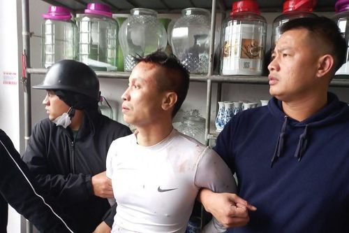 Đối tượng 'ngáo đá' cố thủ trên nóc nhà, chống trả lực lượng Công an