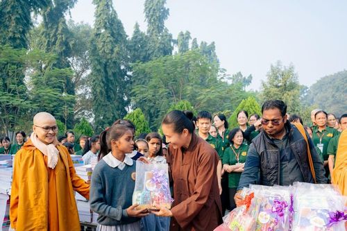 CLB Cúc Vàng (chùa Ba Vàng): Làm từ thiện tại Ấn Độ với mong muốn lan tỏa tinh thần từ bi của đạo Phật