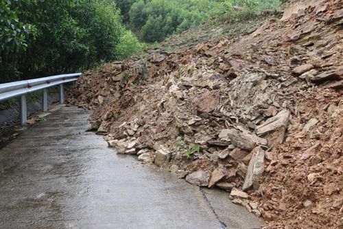 Quảng Ngãi: Hàng ngàn khối đất đá sạt lở làm ách tắc Tỉnh lộ 624