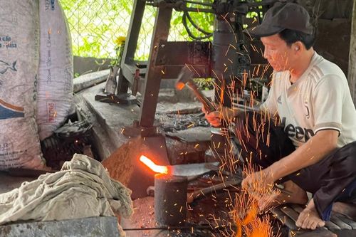 Làng rèn 'đỏ lửa' hơn 300 năm