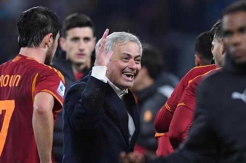 Roma vào Top 4 Serie A: Mourinho ồn ào để Roma lặng lẽ tiến lên