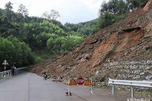 Quảng Ngãi nỗ lực khắc phục sạt lở nghiêm trọng trên tỉnh lộ 624