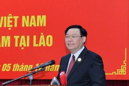 Chủ tịch Quốc hội Vương Đình Huệ gặp gỡ bà con kiều bào tại Lào