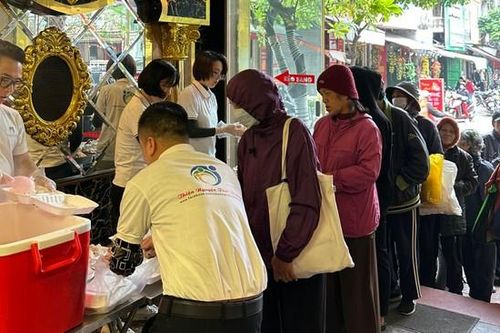 Những bạn trẻ mang suất cơm 1.000 đồng làm ấm lòng người nghèo giữa lòng thủ đô
