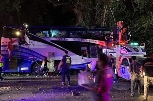 Thái Lan: Xe buýt hai tầng đâm vào gốc cây, hàng chục người thương vong