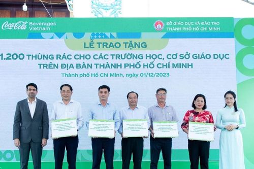 Coca-Cola Việt Nam trao tặng 1.200 thùng rác cho trường học và cơ sở giáo dục tại TPHCM