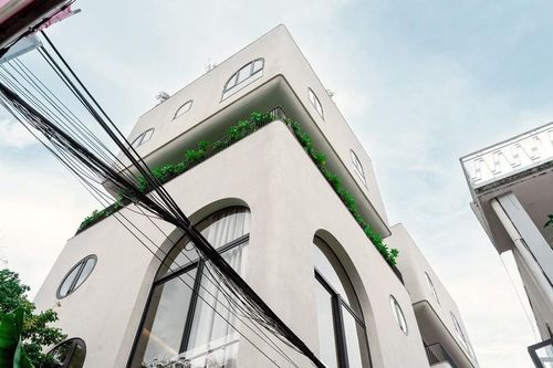 Nhà phố 6 tầng với thủ pháp hình khối trông như 'trôi lơ lửng'