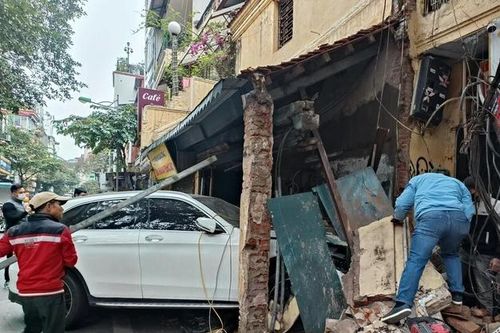 Tài xế Mercedes đâm đổ tường và loạt tai nạn khi phụ nữ say