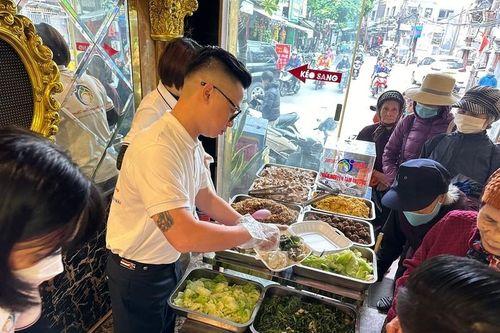 Ấm áp phần cơm thiện nguyện 1000 đồng giữa trung tâm Hà Nội
