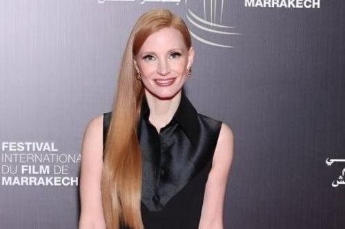 Đổi phong cách với đầm NTK Công Trí, diễn viên Jessica Chastain được khen hết lời