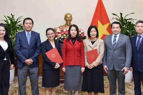 Thứ trưởng Ngoại giao Nguyễn Minh Hằng trao quyết định điều động 2 cán bộ cấp Vụ