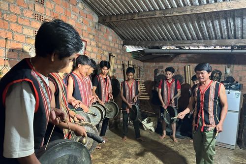 Nghệ nhân Xơ Đăng 'giữ lửa' cồng chiêng nơi bản làng