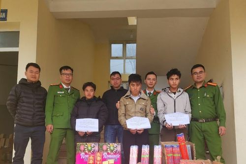 Lai Châu: Bắt 3 đối tượng buôn bán, vận chuyển hơn 1 tạ pháo