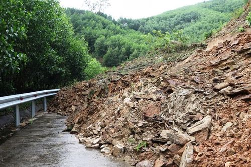 Sạt lở nghiêm trọng trên đèo Eo Chim, giao thông bị chia cắt