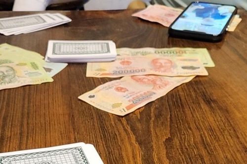 Đang 'say bạc' tại nhà Phó Bí thư Thường trực Đảng ủy xã, 4 người bị bắt