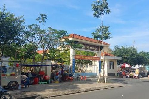 Học sinh đau bụng, buồn nôn sau khi uống nước miễn phí ở cổng trường