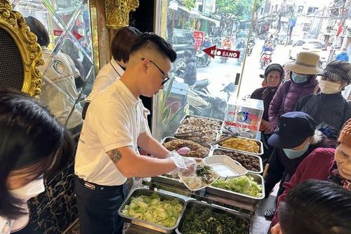 Ấm áp phần cơm 1000 đồng tại nhà hàng giữa trung tâm Hà Nội