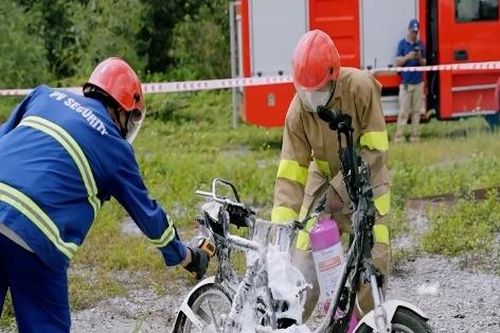 Cháy pin xe điện gây nổ, cách nào để nhanh dập tắt lửa?