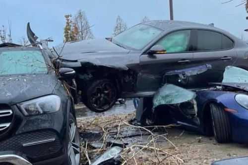 Mang ô tô đi sửa bị nhân viên lái thử đâm vào gốc cây, đè bẹp Porsche 911