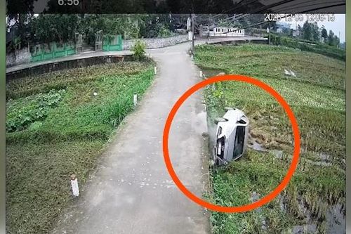 Lao nhanh trên đường làng, ô tô con mất lái 'phơi bụng' dưới ruộng