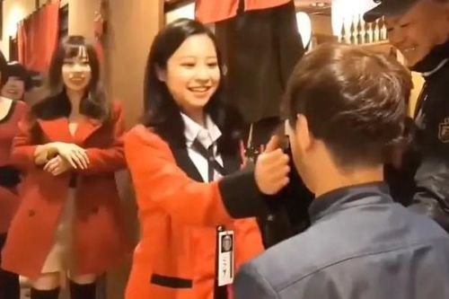 Nhà hàng gây sốc với dịch vụ để nữ nhân viên tát thực khách
