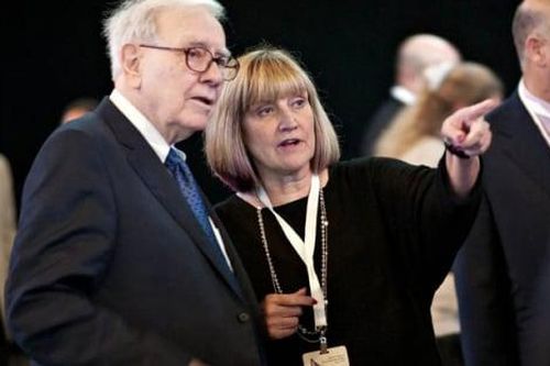 Con gái Warren Buffett hơn 20 tuổi mới biết cha là tỷ phú, vay tiền nhận được phản ứng không ngờ
