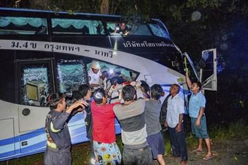 Xe buýt nát đầu sau khi tông vào cây, 49 người thương vong