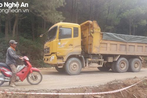 Xe tải băm nát đường, doanh nghiệp chậm khắc phục dù đã hứa