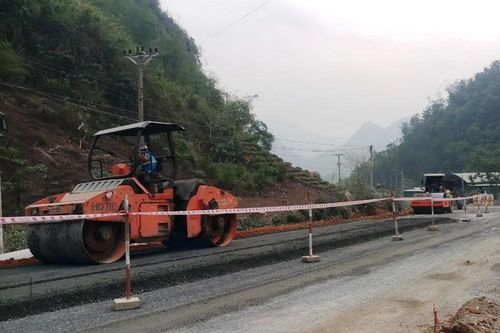 Dự án kết nối giao thông miền núi qua Lai Châu còn vướng mặt bằng thi công