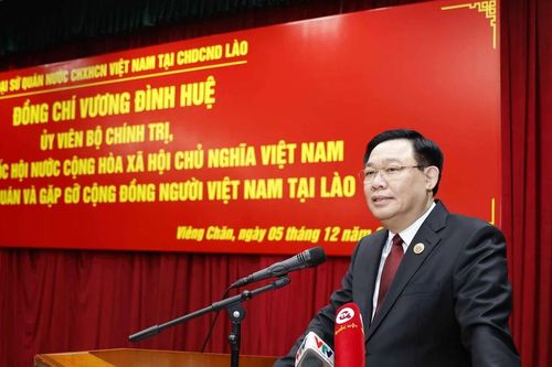 Chủ tịch Quốc hội thăm Đại sứ quán và gặp cộng đồng người Việt tại Lào