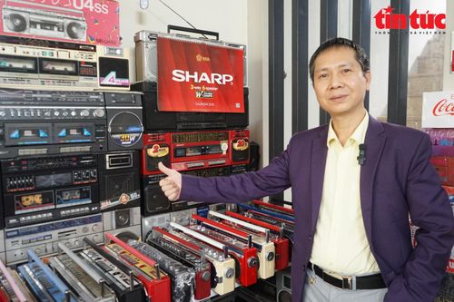 Người 'săn lùng' ký ức xưa qua những chiếc đài cassette