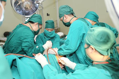 Nam thanh niên ngã tại công trường bị thanh sắt đâm xuyên qua người