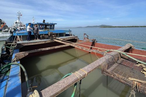 Bắt quả tang một tàu biển đang hút cát trái phép