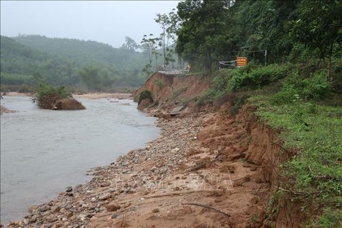 Quảng Ngãi ban bố tình huống khẩn cấp sạt lở núi, bờ sông