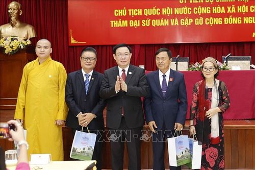 Chủ tịch Quốc hội Vương Đình Huệ gặp cộng đồng người Việt tại Lào