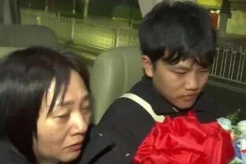 Chàng trai nghèo bất ngờ phát hiện mình là con đại gia sau 25 năm