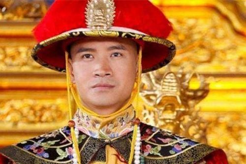 Long bào của hoàng đế xưa không được giặt bằng nước, nếu bị bẩn thì phải làm sao? Ai ngờ cách xử lý cực kỳ xa hoa