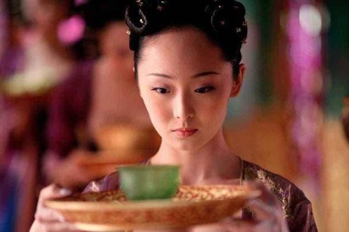 Cung nữ 13 tuổi bật cười khi thấy hoàng đế ngủ gật, không ngờ không bị chém đầu mà đêm đó còn được thị tẩm, một bước đổi đời