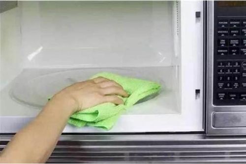 Lò vi sóng có mùi dầu mỡ và khó vệ sinh? Cho 'nó' vào nước và vệ sinh không để lại cặn, rất thiết thực
