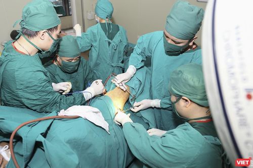 Cứu sống bệnh nhân bị thanh sắt đâm xuyên