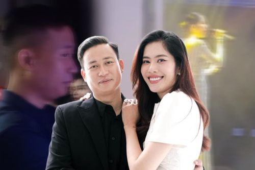 Chồng sắp cưới hộ tống Nam Em đi diễn: Nắm chặt tay ở hậu trường, mặt lạnh tanh khi nghe bạn gái hát