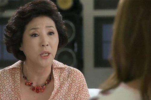 Quan tâm mẹ chồng hơn mẹ đẻ nhưng nghe câu nói của bà mà tôi buồn quá